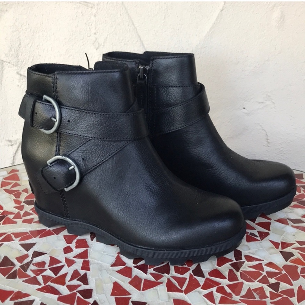 Joan of Arctic Wedge Il Buckle Boots Size 8 Black